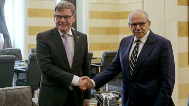 Johann Wadephul schüttelt dem libanesischen Premierminister Nawaf die Hand.