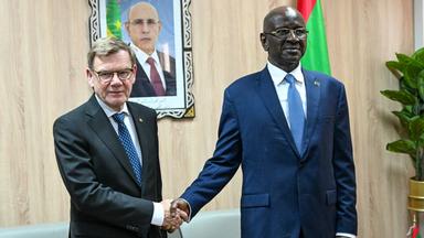 Außenminister Johann Wadephul und Mohamed Merzoug, Außenminister von Mauretanien, begrüßen sich vor ihrem Gespräch. 