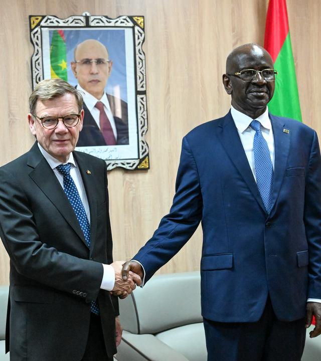 Außenminister Johann Wadephul und Mohamed Merzoug, Außenminister von Mauretanien, begrüßen sich vor ihrem Gespräch. 