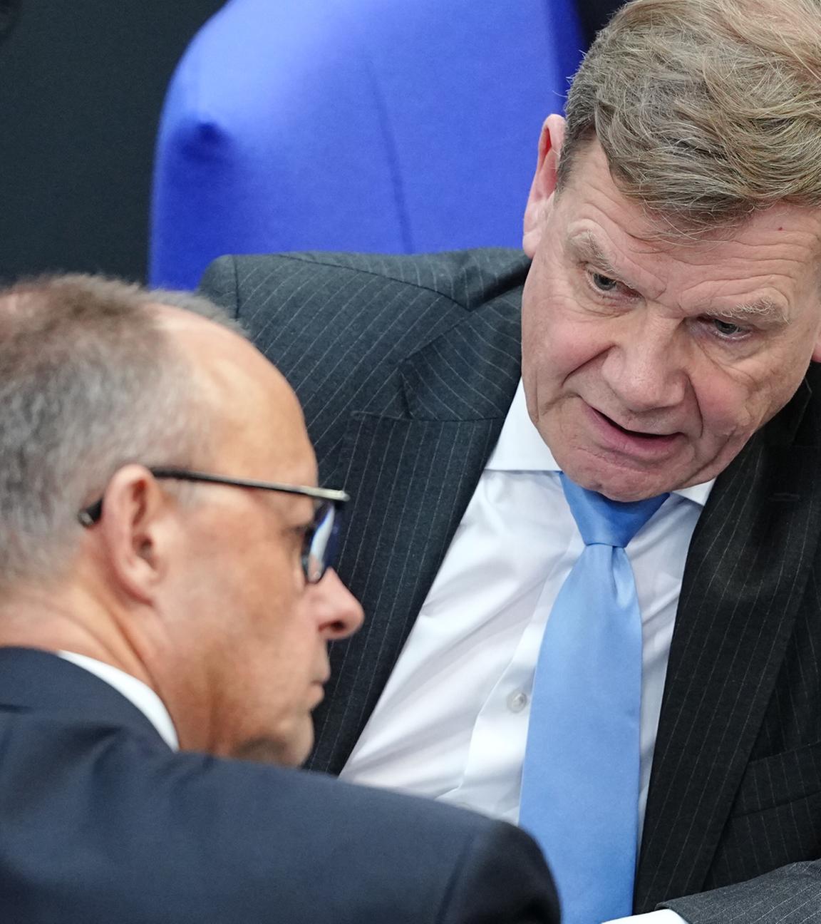 Bundeskanzler Friedrich Merz (CDU) und Außenminister Johann Wadephul (CDU) im Plenarsaal des Bundestags. (Archiv)