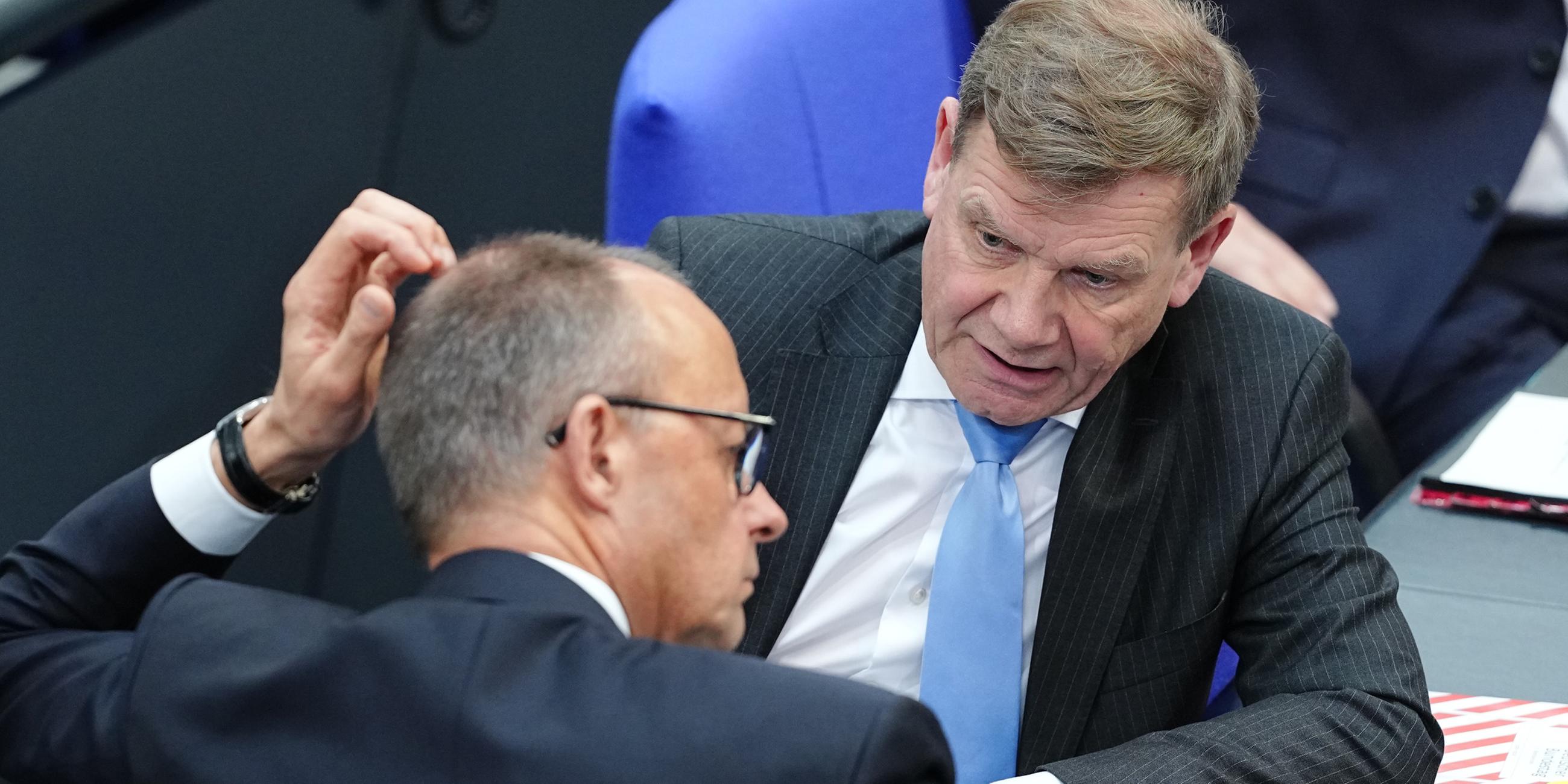 Bundeskanzler Friedrich Merz (CDU) und Außenminister Johann Wadephul (CDU) im Plenarsaal des Bundestags. (Archiv)