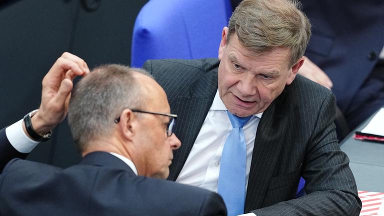 Bundeskanzler Friedrich Merz (CDU) und Außenminister Johann Wadephul (CDU) im Plenarsaal des Bundestags. (Archiv)