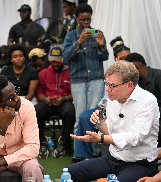 Nigeria, Lagos: Bundesaußenminister Johann Wadephul (M, CDU) unterhält sich in der Dependance von Pulse Africa mit nigerianischen Influencern. 