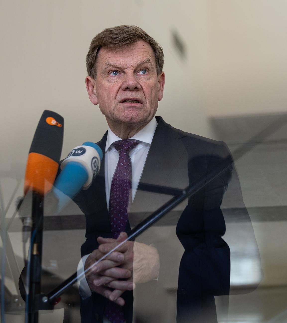 Johann Wadephul (CDU), Bundesaußenminister, spricht auf einer Pressekonferenz in der Residenz des deutschen Botschafters in Maskat.
