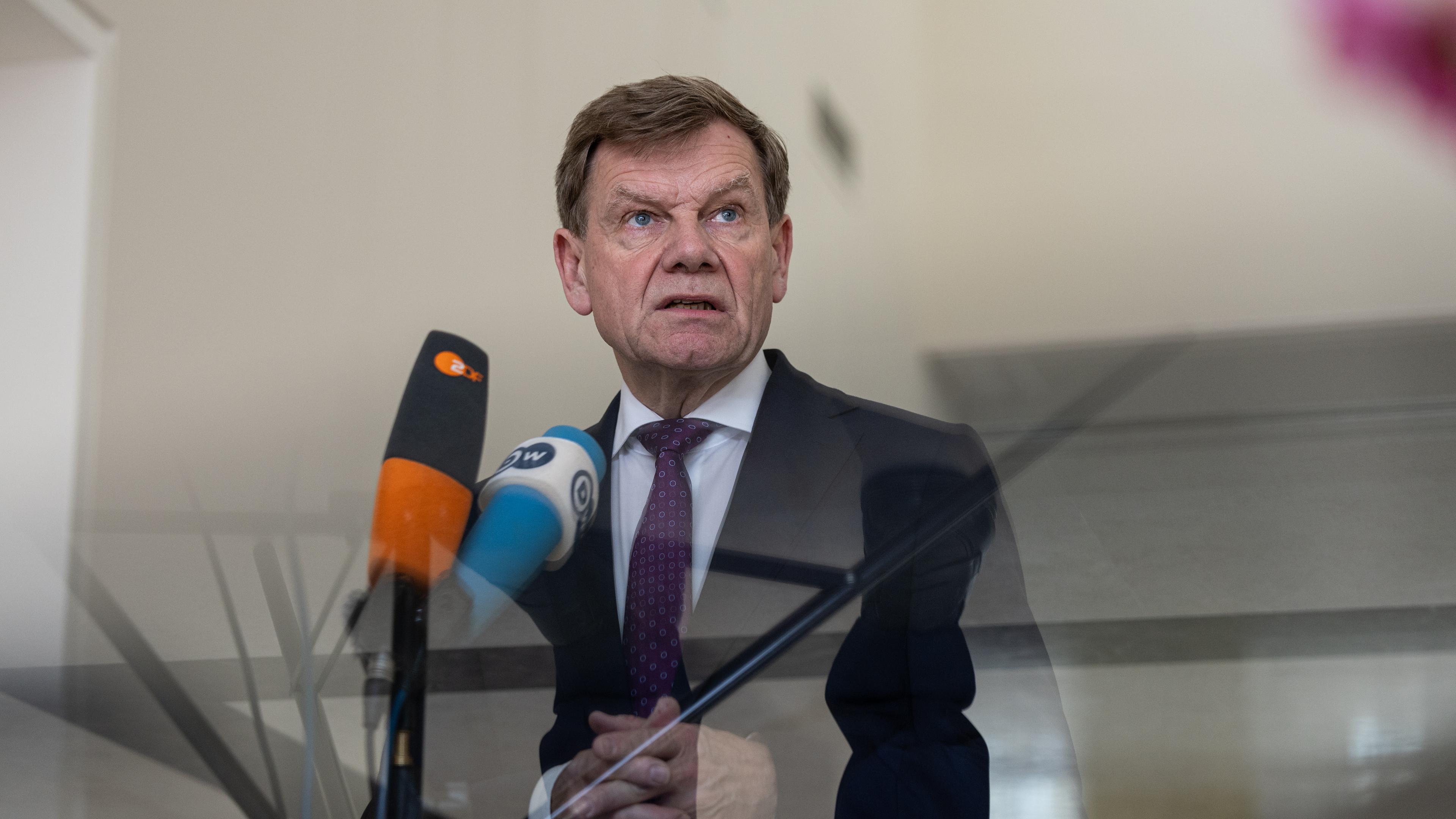 Johann Wadephul (CDU), Bundesaußenminister, spricht auf einer Pressekonferenz in der Residenz des deutschen Botschafters in Maskat.
