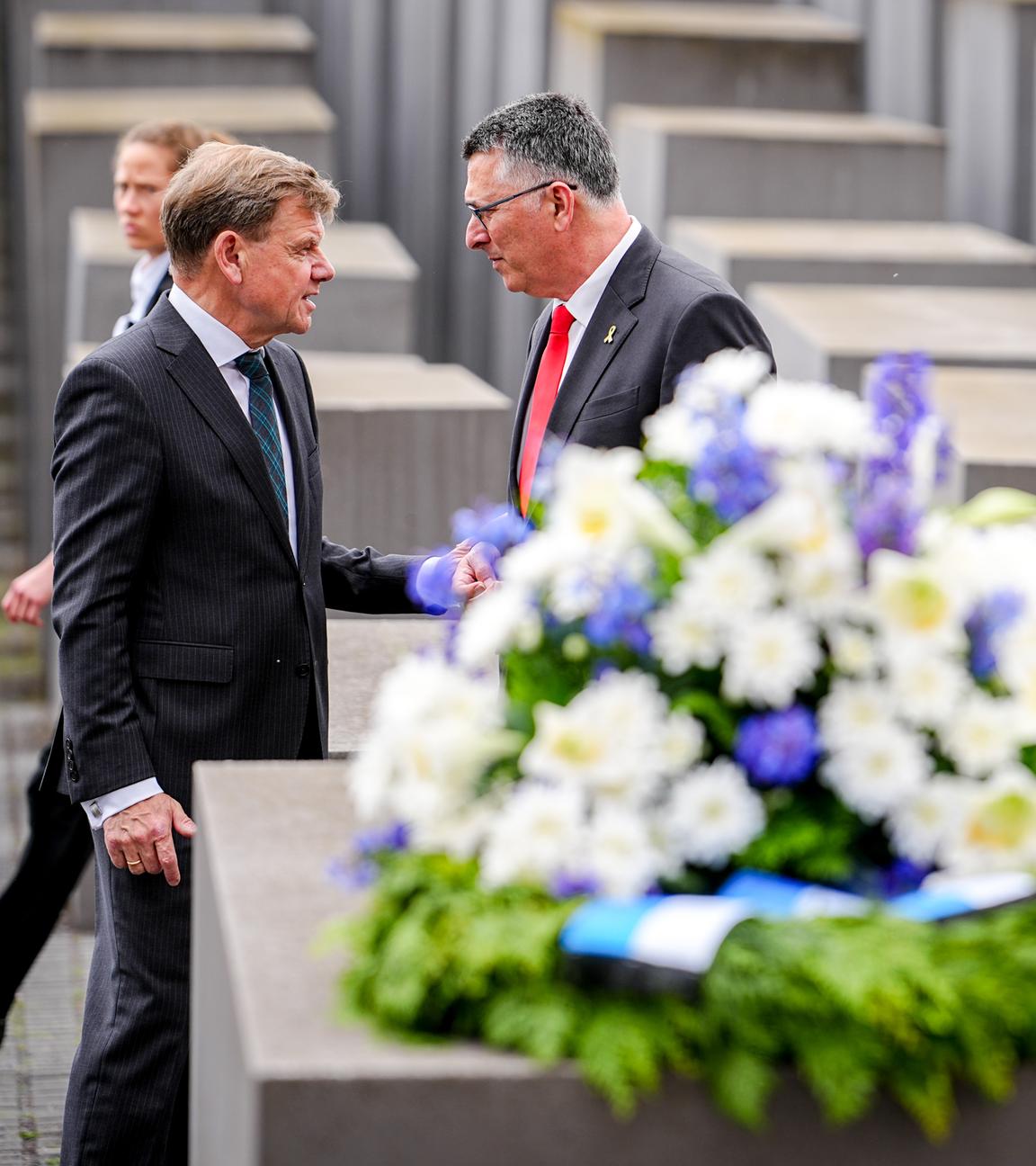 Außenminister Wadephul und Israels Außenminister Saar am Holocaust-Denkmal in Berlin