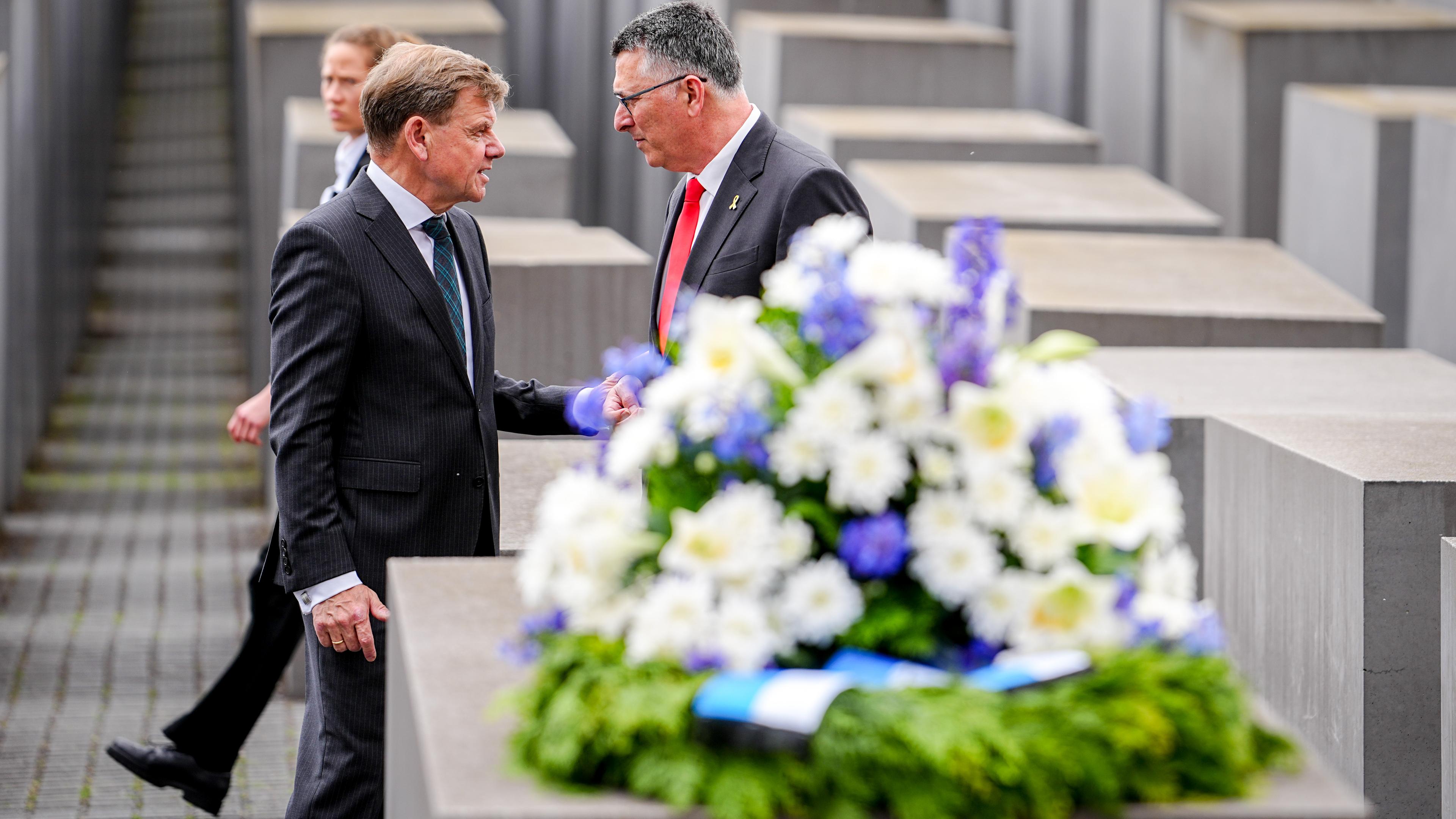 Außenminister Wadephul und Israels Außenminister Saar am Holocaust-Denkmal in Berlin