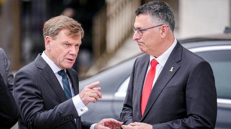 Wadephul unterhält sich mit Saar, zeigt auf etwas vor den beiden. Saar schaut Wadephul an.