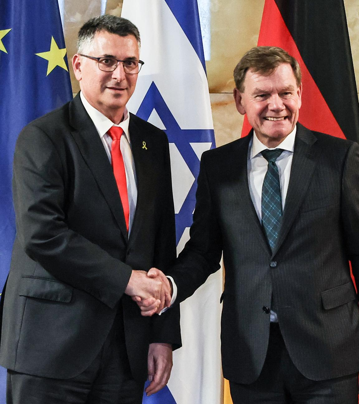 Der israelische Außenminister Gideon Sa'ar und der deutsche Außenminister Johann Wadephul geben sich vor einer Pressekonferenz am 5. Juni 2025 in Berlin die Hand.
