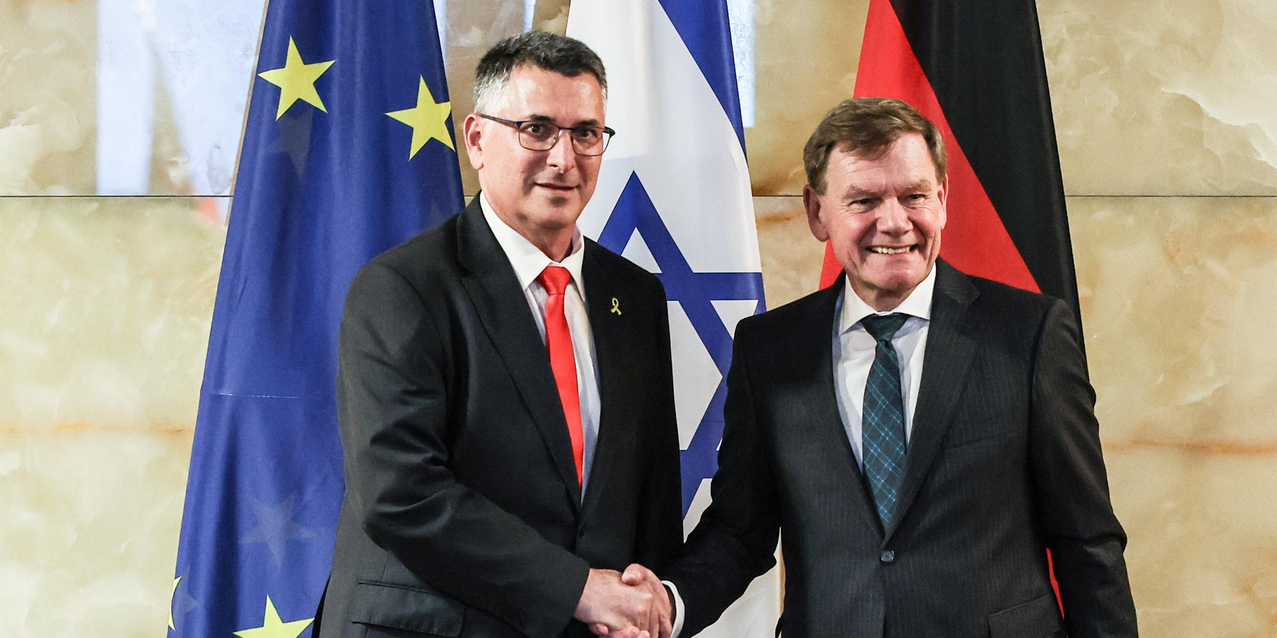 Der israelische Außenminister Gideon Sa'ar und der deutsche Außenminister Johann Wadephul geben sich vor einer Pressekonferenz am 5. Juni 2025 in Berlin die Hand.