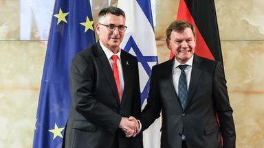 Der israelische Außenminister Gideon Sa'ar und der deutsche Außenminister Johann Wadephul geben sich vor einer Pressekonferenz am 5. Juni 2025 in Berlin die Hand.