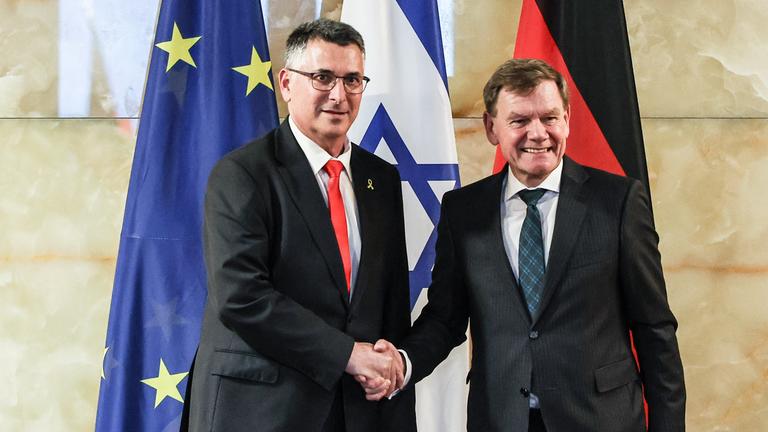 Der israelische Außenminister Gideon Sa'ar und der deutsche Außenminister Johann Wadephul geben sich vor einer Pressekonferenz am 5. Juni 2025 in Berlin die Hand.