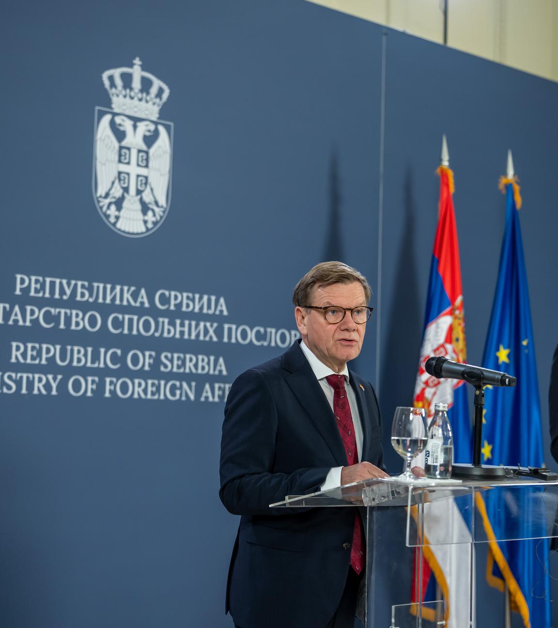 Serbien, Belgrad: Johann Wadephul (CDU, l), Außenminister, steht neben seinem Amtskollegen Marko Djuric, Außenminister von Serbien, bei der Pressekonferenz.