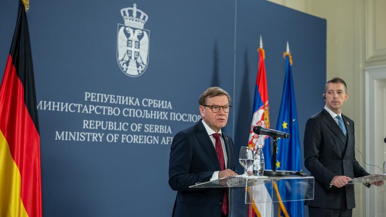 Serbien, Belgrad: Johann Wadephul (CDU, l), Außenminister, steht neben seinem Amtskollegen Marko Djuric, Außenminister von Serbien, bei der Pressekonferenz.