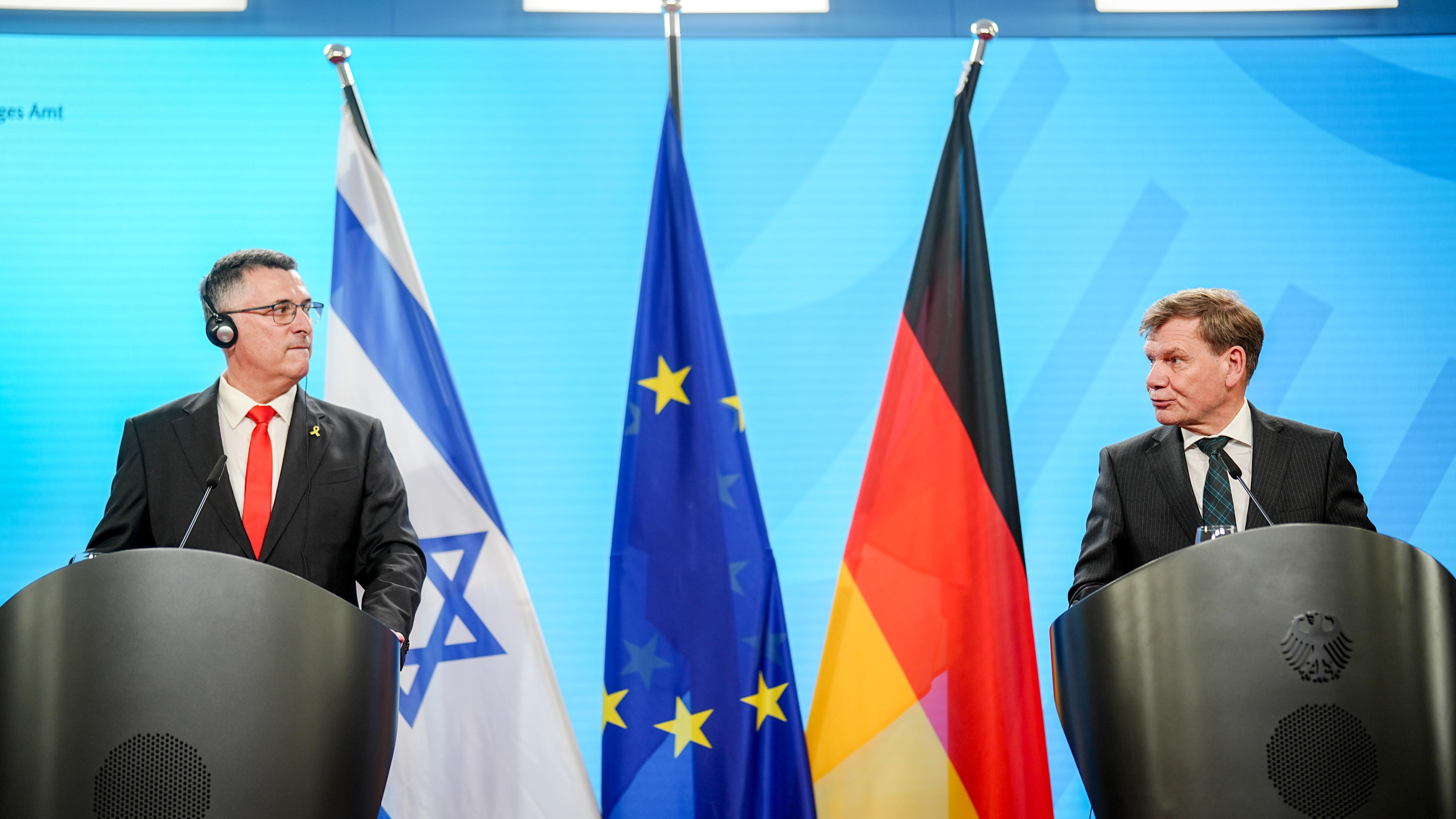 05.06.2025, Berlin: Außenminister Johann Wadephul (r, CDU) und sein israelischer Amtskollege Gideon Saar geben nach gemeinsamen Gesprächen eine Pressekonferenz.