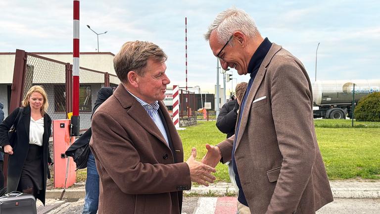 Johann Wadephul (CDU, l), Bundesaußenminister, wird bei seinem Besuch an der polnischen Grenze zur Ukraine von Martin Jäger, deutscher Botschafter in der Ukraine, begrüßt.