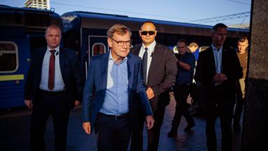 Johann Wadephul CDU, Bundesaussenminister, wird bei seiner Ankunft am Bahnhof von Kyjiw vom deutschen Botschafter in der Ukraine, Boris Ruge, empfangen.