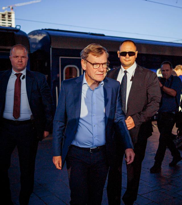 Johann Wadephul CDU, Bundesaussenminister, wird bei seiner Ankunft am Bahnhof von Kyjiw vom deutschen Botschafter in der Ukraine, Boris Ruge, empfangen.