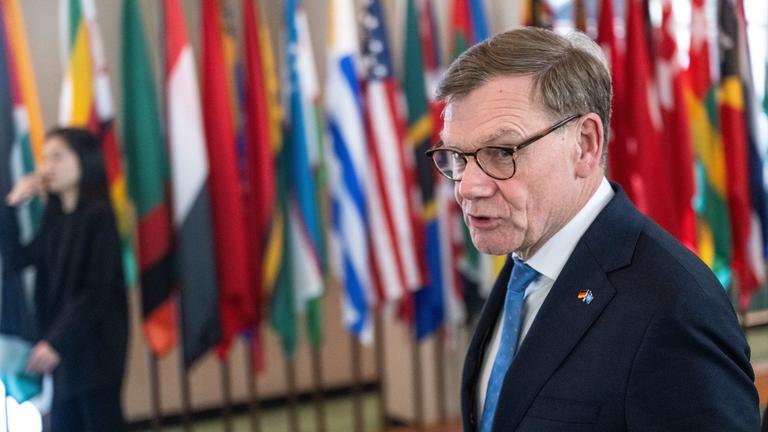 Johann Wadephul (CDU), Außenminister, geht während eines Besuchs bei den Vereinten Nationen an Flaggen vorbei.