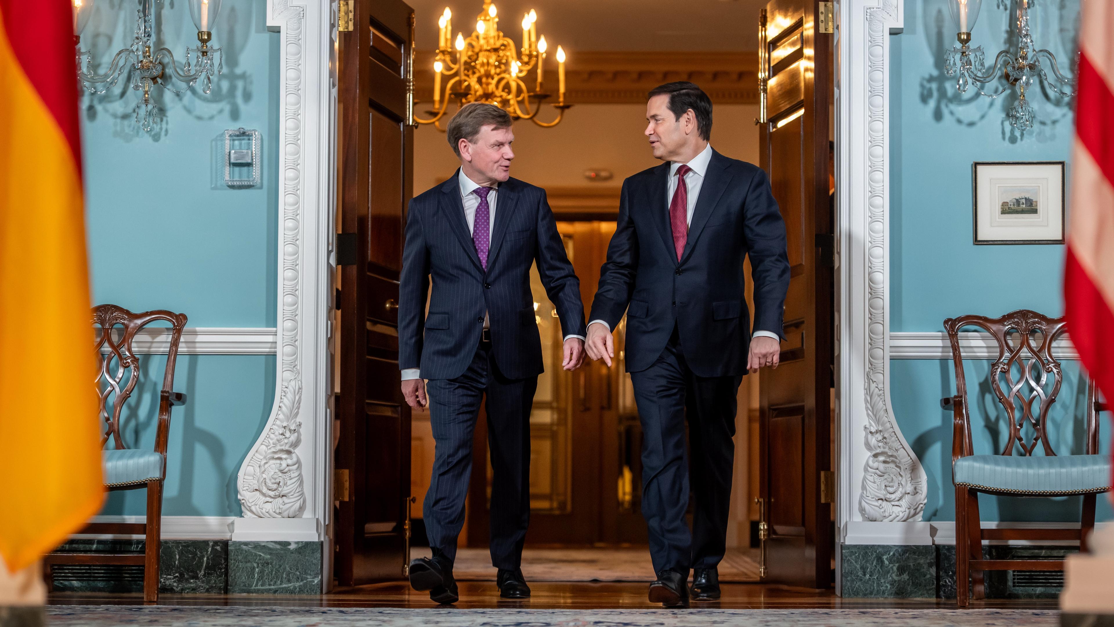 Außenminister Johann Wadephul steht neben seinem US-Amtskollegen Marco Rubio beim Treffen im State Department bei seinem Antrittsbesuch in den USA. 