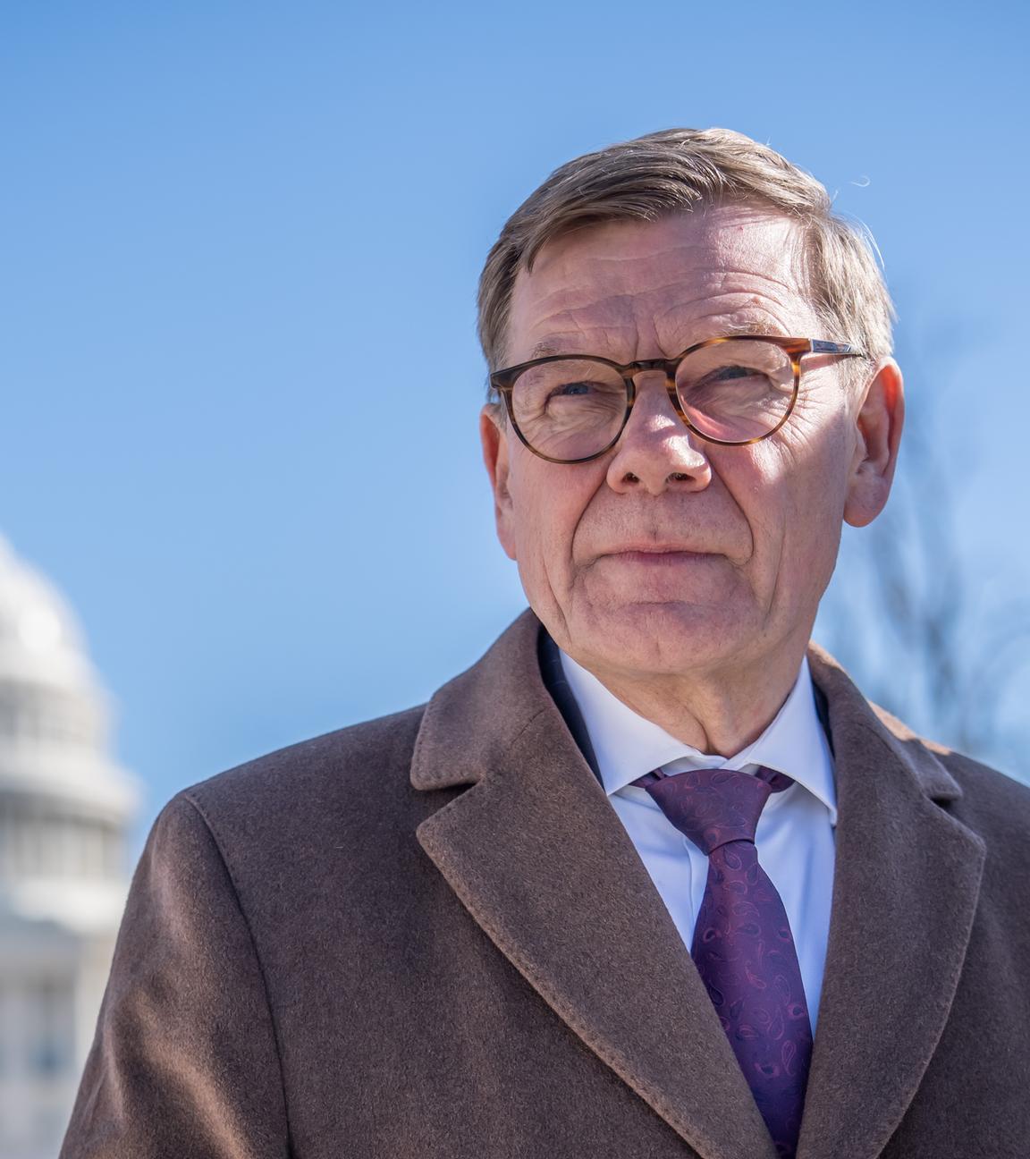 USA, Washington: Johann Wadephul (CDU), Außenminister, steht am Capitol Hill in Washington.