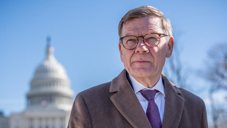 USA, Washington: Johann Wadephul (CDU), Außenminister, steht am Capitol Hill in Washington.