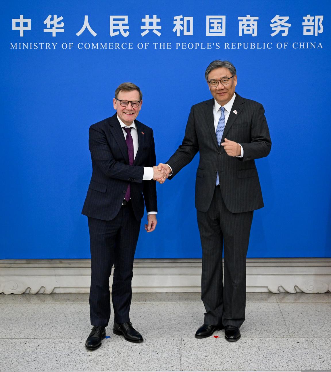 Bundesaußenminister Johann Wadephul (CDU) begrüßt Wang Wentao, Handelsminister der Volksrepublik China vor einem Gespräch am Montag.