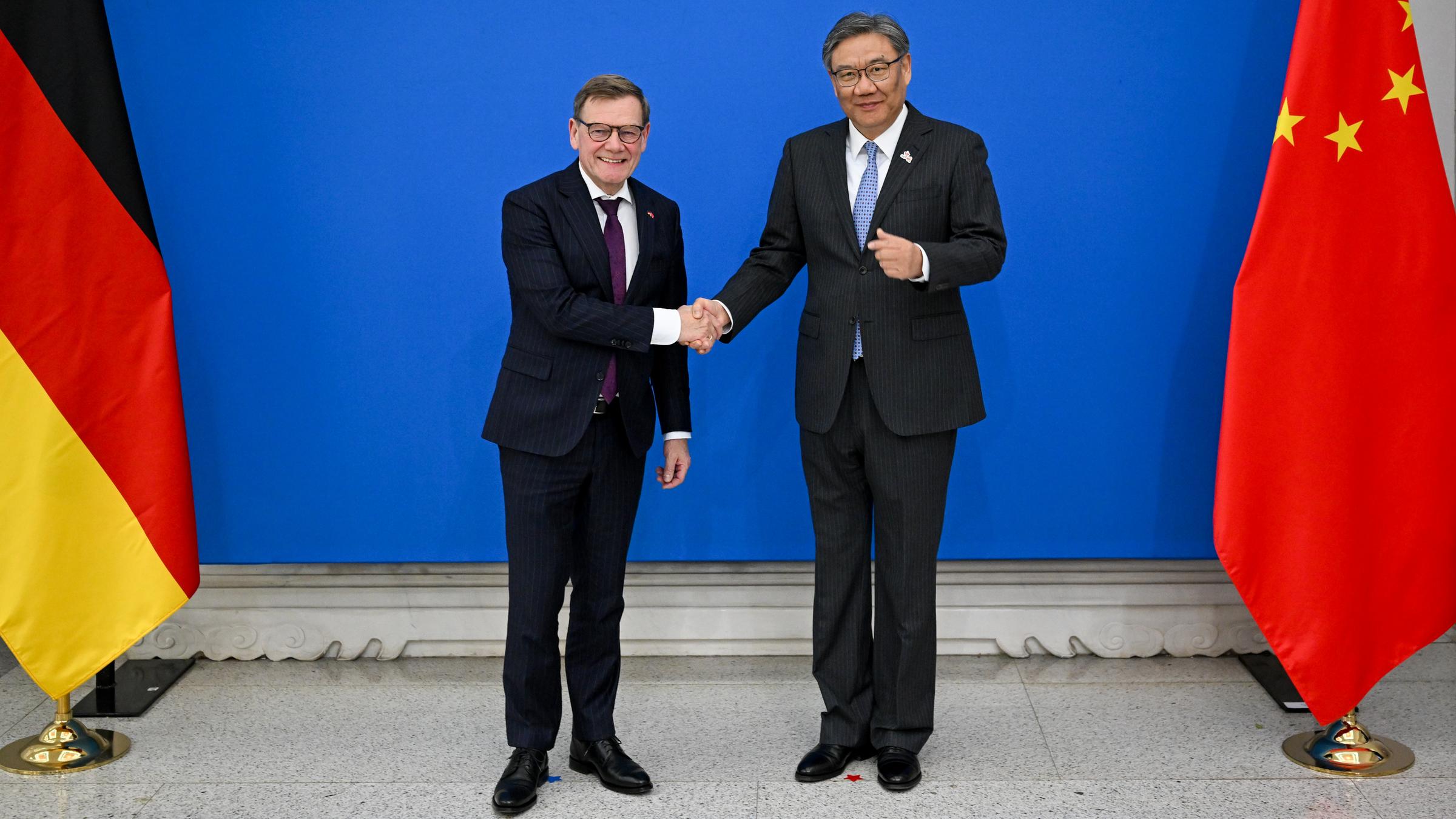 Bundesaußenminister Johann Wadephul (CDU) begrüßt Wang Wentao, Handelsminister der Volksrepublik China vor einem Gespräch am Montag.