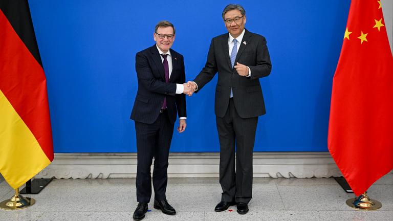 Bundesaußenminister Johann Wadephul (CDU) begrüßt Wang Wentao, Handelsminister der Volksrepublik China vor einem Gespräch am Montag.