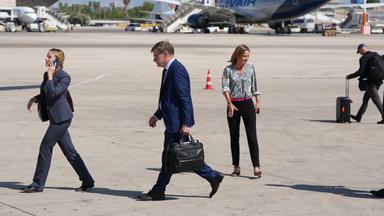 Bundesaußenminister Johann Wadephul (M, CDU) geht zum Abschluss seiner Reise nach Israel und in die Palästinensischen Gebiete auf dem Rollfeld zum Flug nach Berlin.