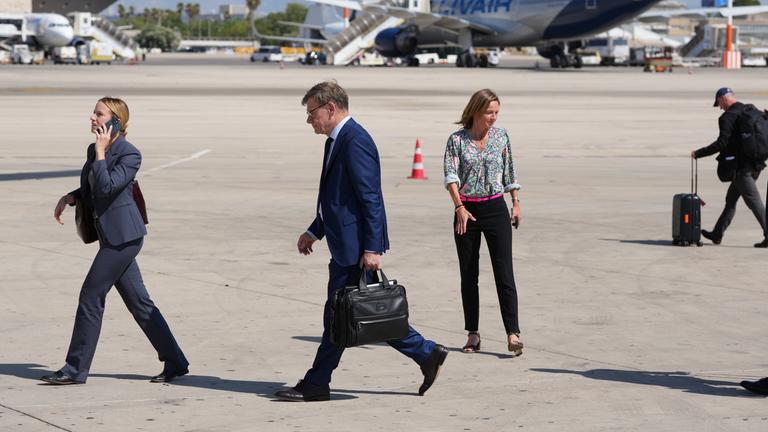Bundesaußenminister Johann Wadephul (M, CDU) geht zum Abschluss seiner Reise nach Israel und in die Palästinensischen Gebiete auf dem Rollfeld zum Flug nach Berlin.