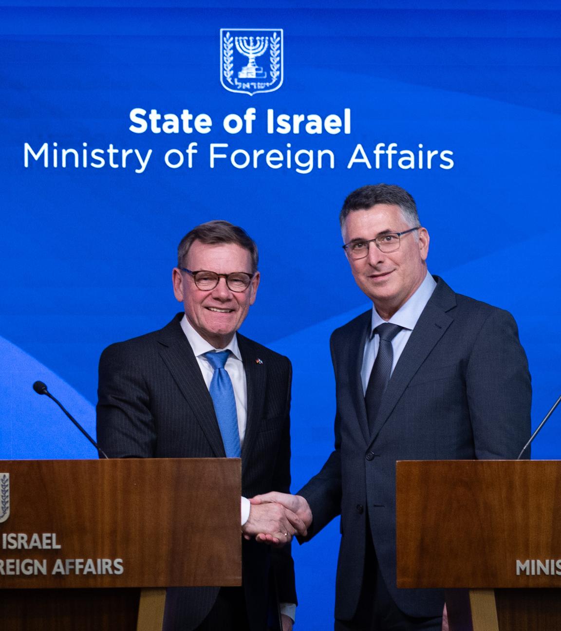 Der israelische Außenminister Gideon Sa'ar, rechts, schüttelt seinem deutschen Amtskollegen Johann Wadephul die Hand