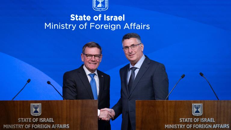 Der israelische Außenminister Gideon Sa'ar, rechts, schüttelt seinem deutschen Amtskollegen Johann Wadephul die Hand