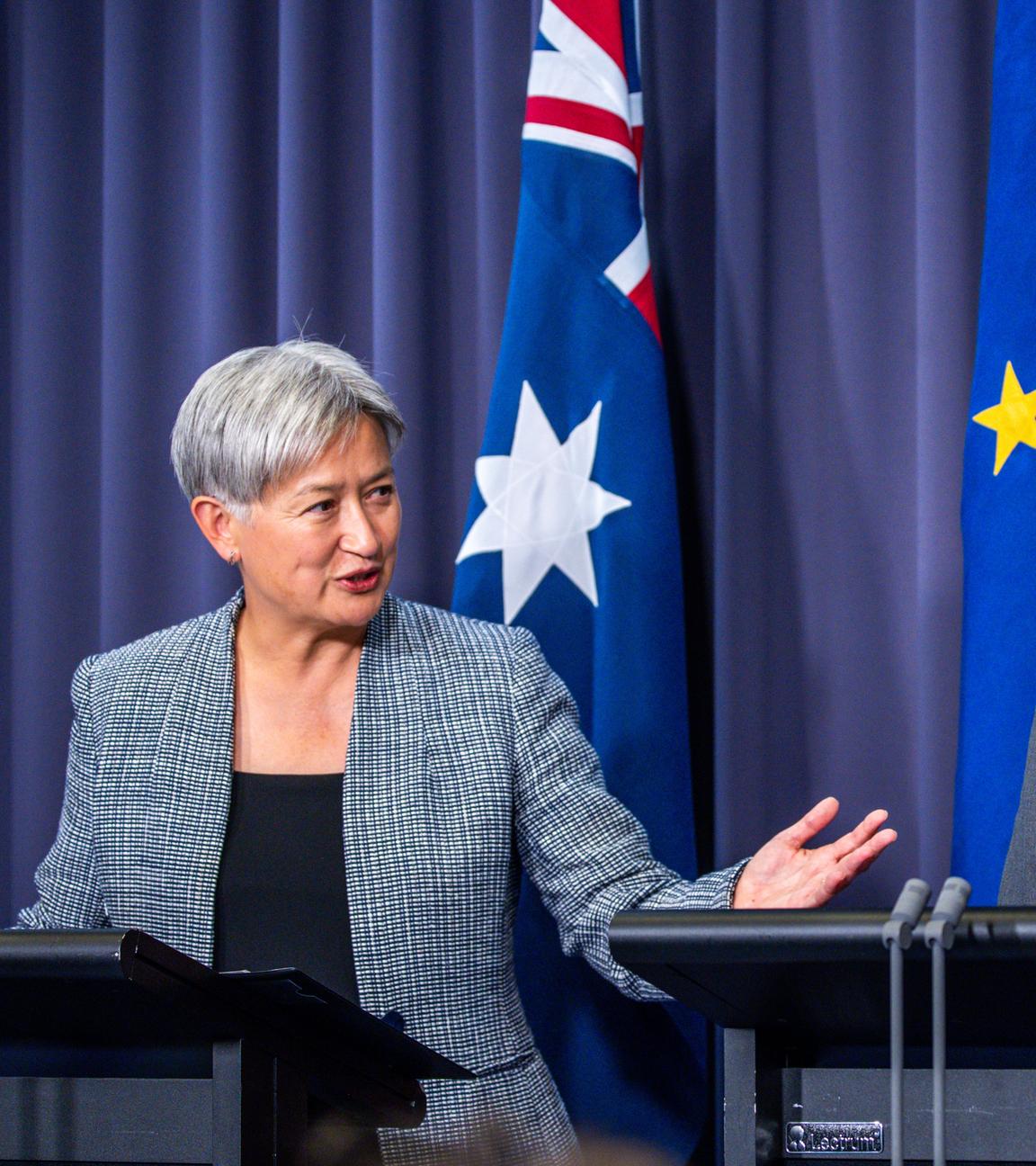 Johann Wadephul (CDU), Außenminister, beantwortet gemeinsam mit Penny Wong, Außenministerin von Australien, bei einer Pressekonferenz die Fragen von Medienvertretern. 