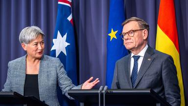 Johann Wadephul (CDU), Außenminister, beantwortet gemeinsam mit Penny Wong, Außenministerin von Australien, bei einer Pressekonferenz die Fragen von Medienvertretern. 