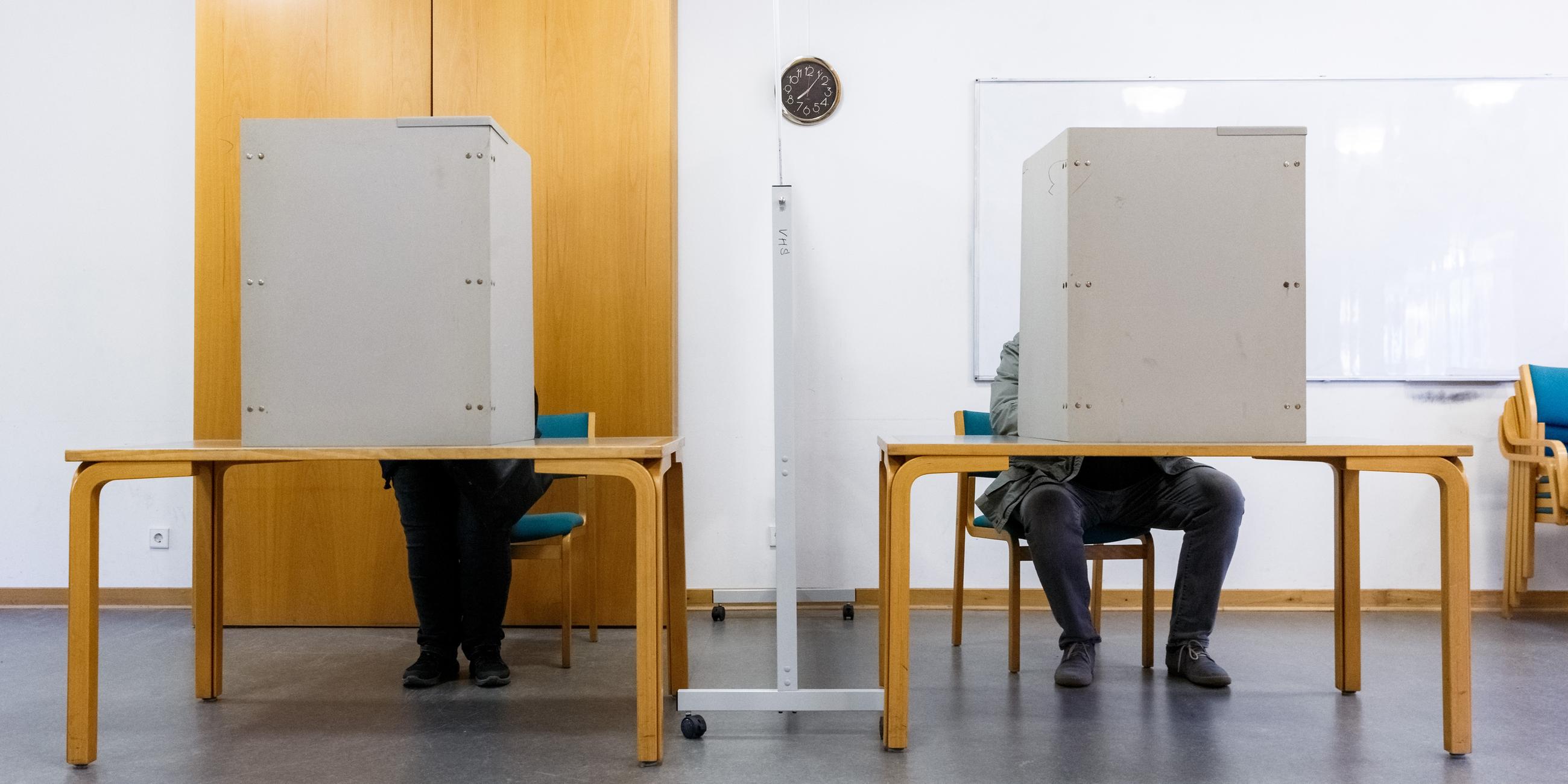 Wähler füllen in der Wahlkabine ihre Stimmzettel aus, Archivbild