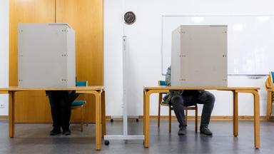 Wähler füllen in der Wahlkabine ihre Stimmzettel aus, Archivbild