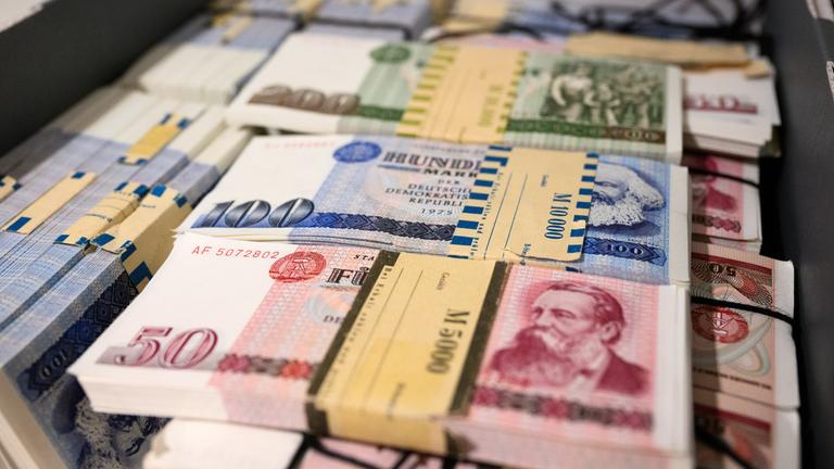 Berlin: DDR-Mark-Geldbündel liegen in der Berliner Niederlassung der Kreditanstalt für Wiederaufbau (KfW).