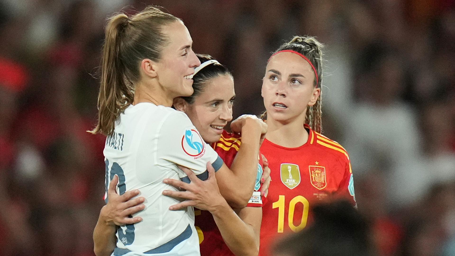 Die Spanierin Aitana Bonmati und die Schweizerin Lia Wälti umarmen sich nach dem Schlusspfiff des EM Viertelfinales.
