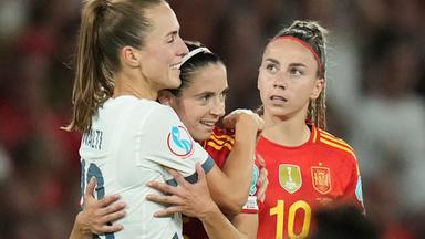 Die Spanierin Aitana Bonmati und die Schweizerin Lia Wälti umarmen sich nach dem Schlusspfiff des EM Viertelfinales.