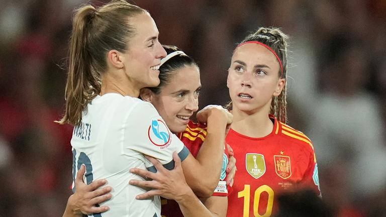 Die Spanierin Aitana Bonmati und die Schweizerin Lia Wälti umarmen sich nach dem Schlusspfiff des EM Viertelfinales.