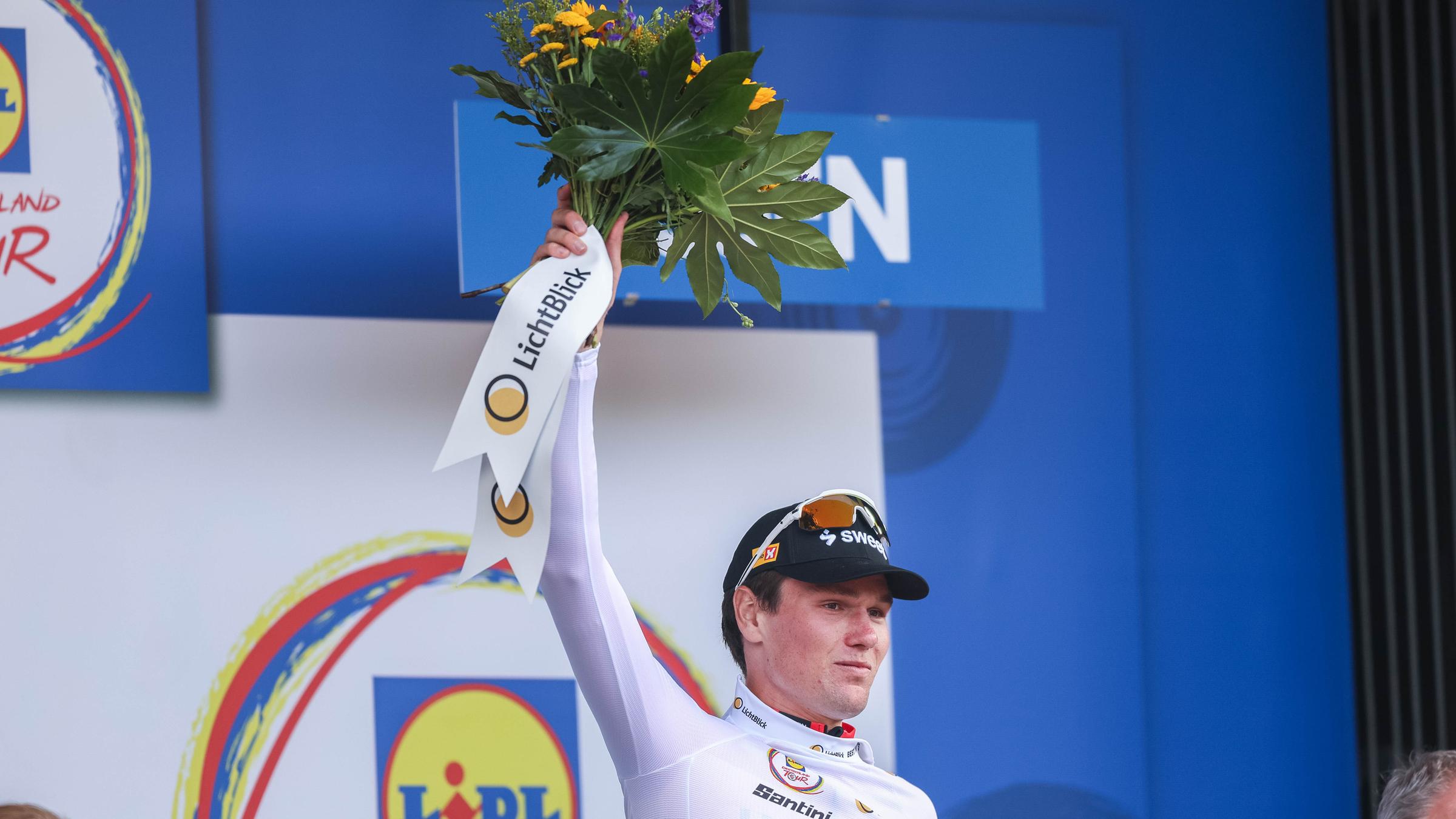 Sören Wärenskjold bei der Siegerehrung nach dem Prolog der Deutschland Tour 2025