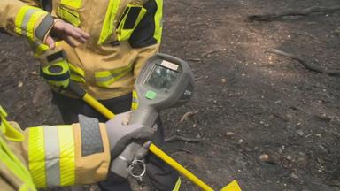 Feuerwehrkräfte arbeiten mit einer Wärmebildkamera