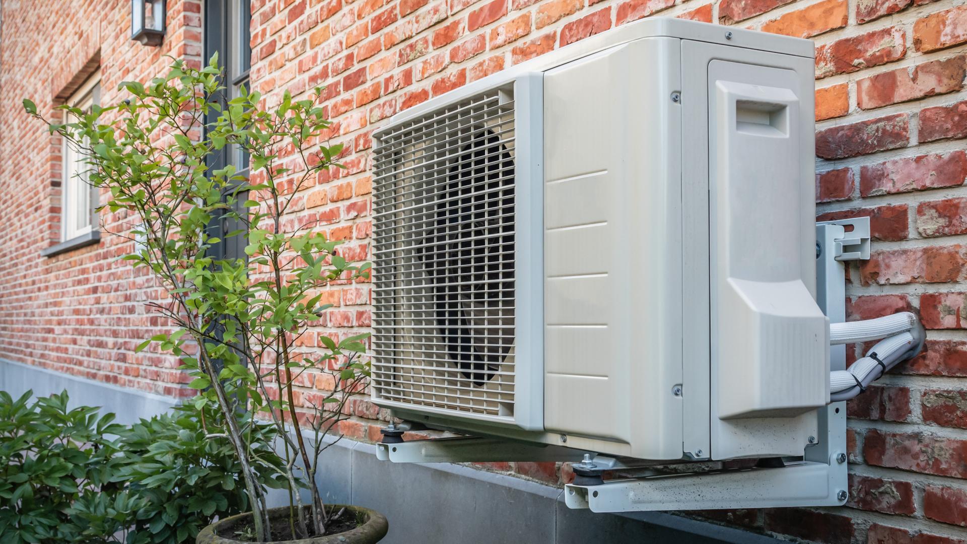 Wärmepumpe an Hauswand