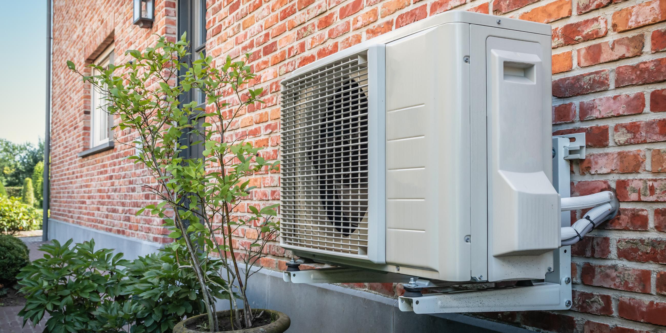 Wärmepumpe an Hauswand