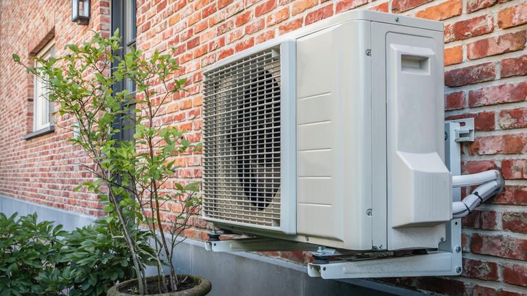 Wärmepumpe an Hauswand