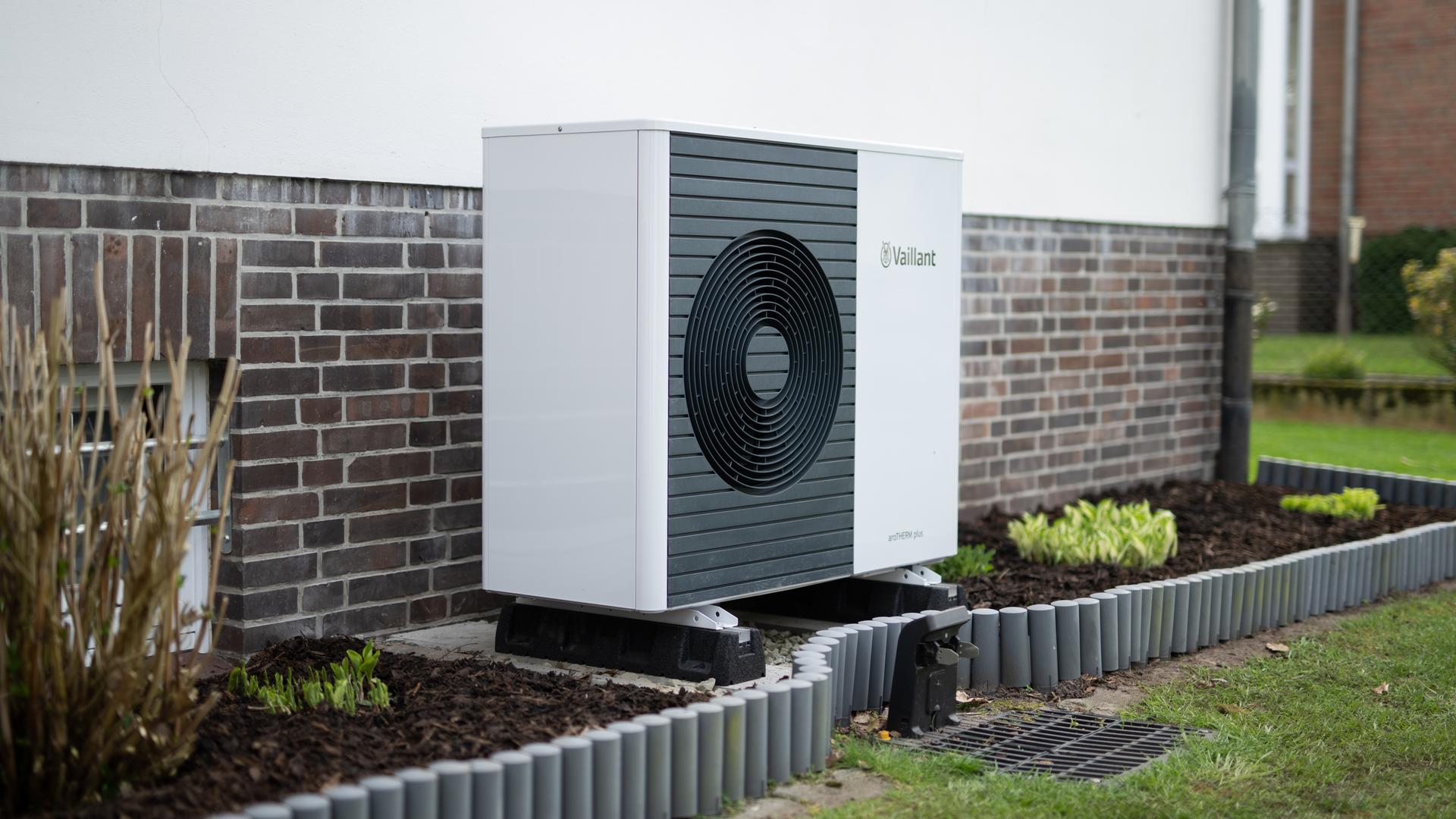  Eine Wärmepumpe der Firma Vaillant vom Typ ·aroTHERM plus· ist an einem Einfamilienhaus zu sehen.
