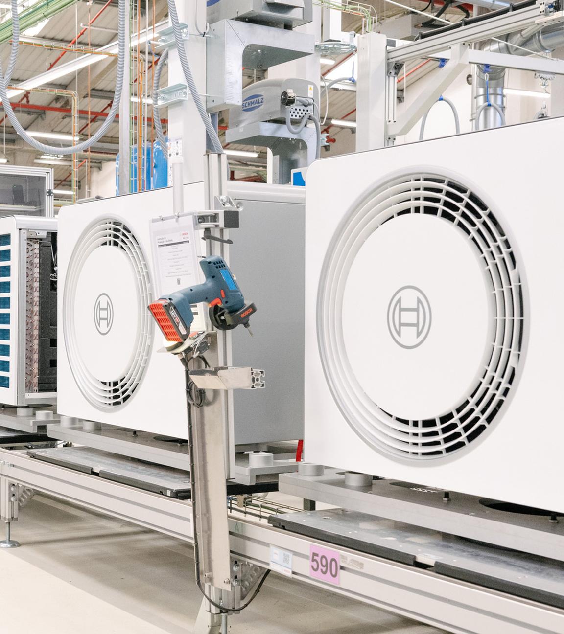Eine Mitarbeiterin der Firma Bosch in einer Produktionshalle für Luft und Wasserpumpen. (Archiv)