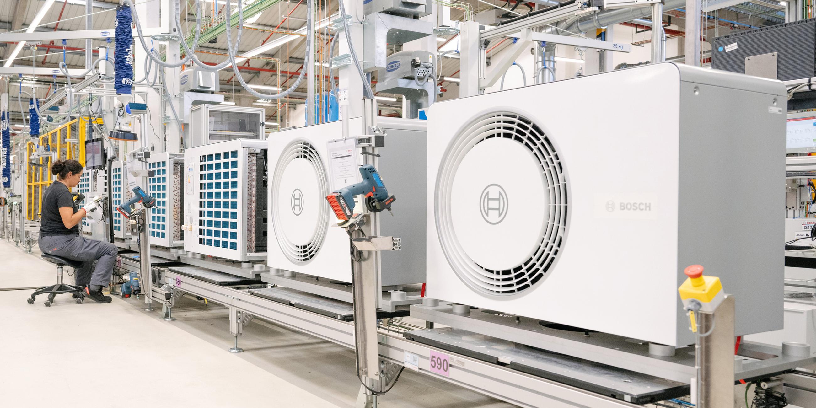 Eine Mitarbeiterin der Firma Bosch in einer Produktionshalle für Luft und Wasserpumpen. (Archiv)
