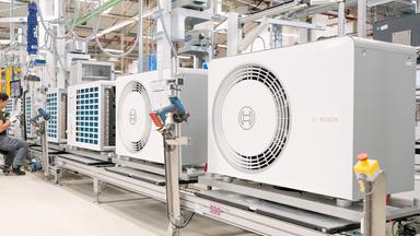 Eine Mitarbeiterin der Firma Bosch in einer Produktionshalle für Luft und Wasserpumpen. (Archiv)